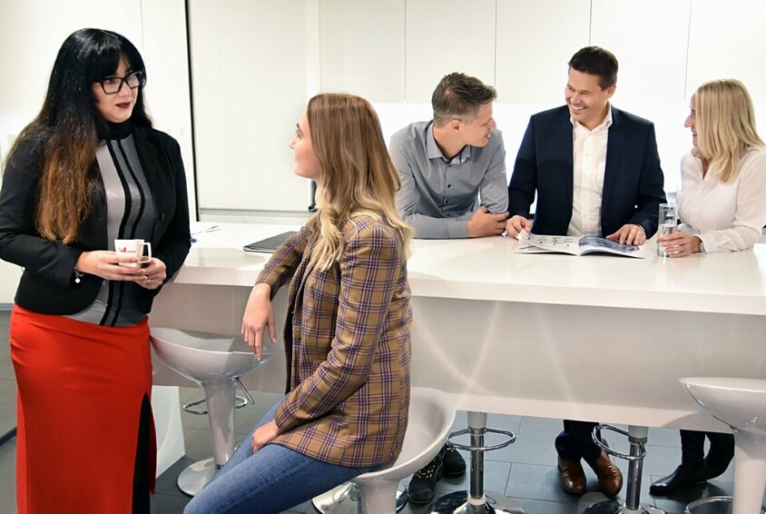 Employees of weba Werkzeugbau relax during the break and have lively conversations in the company's coffee kitchen.