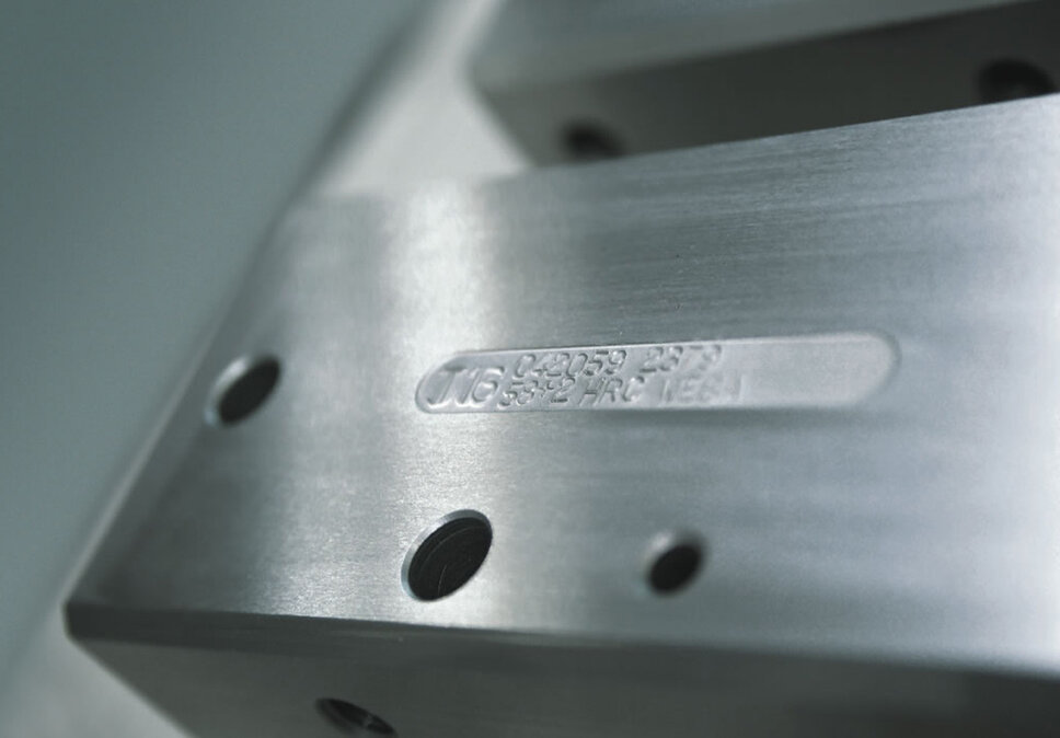  The close-up shows a precisely manufactured spare part from weba’s mobile toolmaking service, made of polished steel with a flawless surface. Every detail of the part reflects craftsmanship and engineering excellence, highlighting its reliability and durability under the stresses of the pressing process.