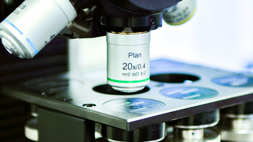 Nahaufnahme eines Prüfgeräts für metallographische Analysen in der Messtechnik