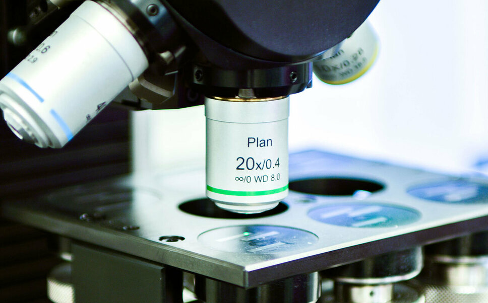 Close-up of a testing device for metallographic analyses in measurement technology for quality assurance.