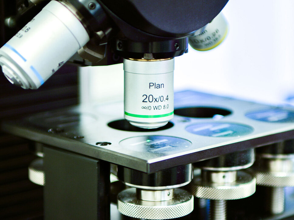  Close-up of a testing device for metallographic analyses in measurement technology.