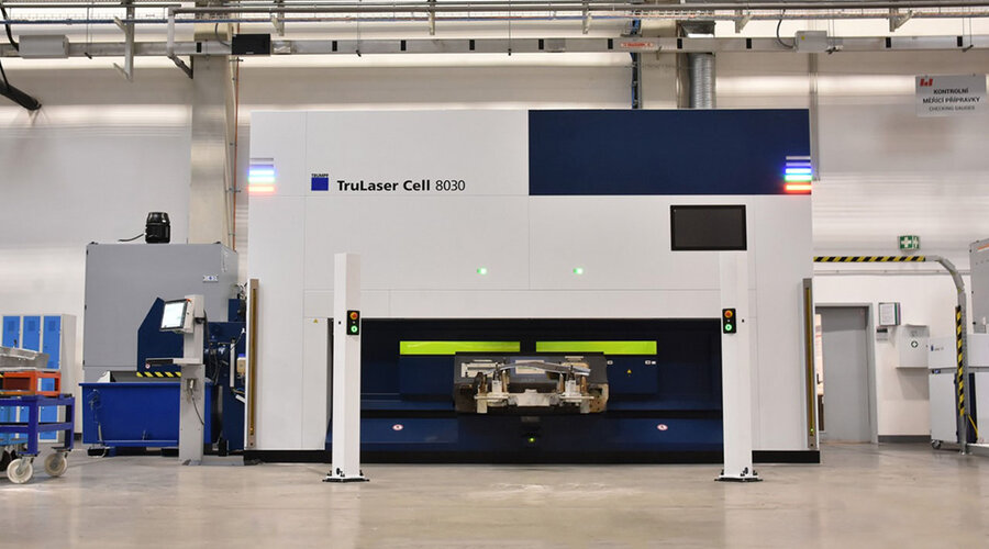 A high-precision laser cutting system from the manufacturer Trumpf, equipped with advanced technology, has an integrated monitor and control panel that provides a user-friendly interface for controlling the system during the laser cutting process.